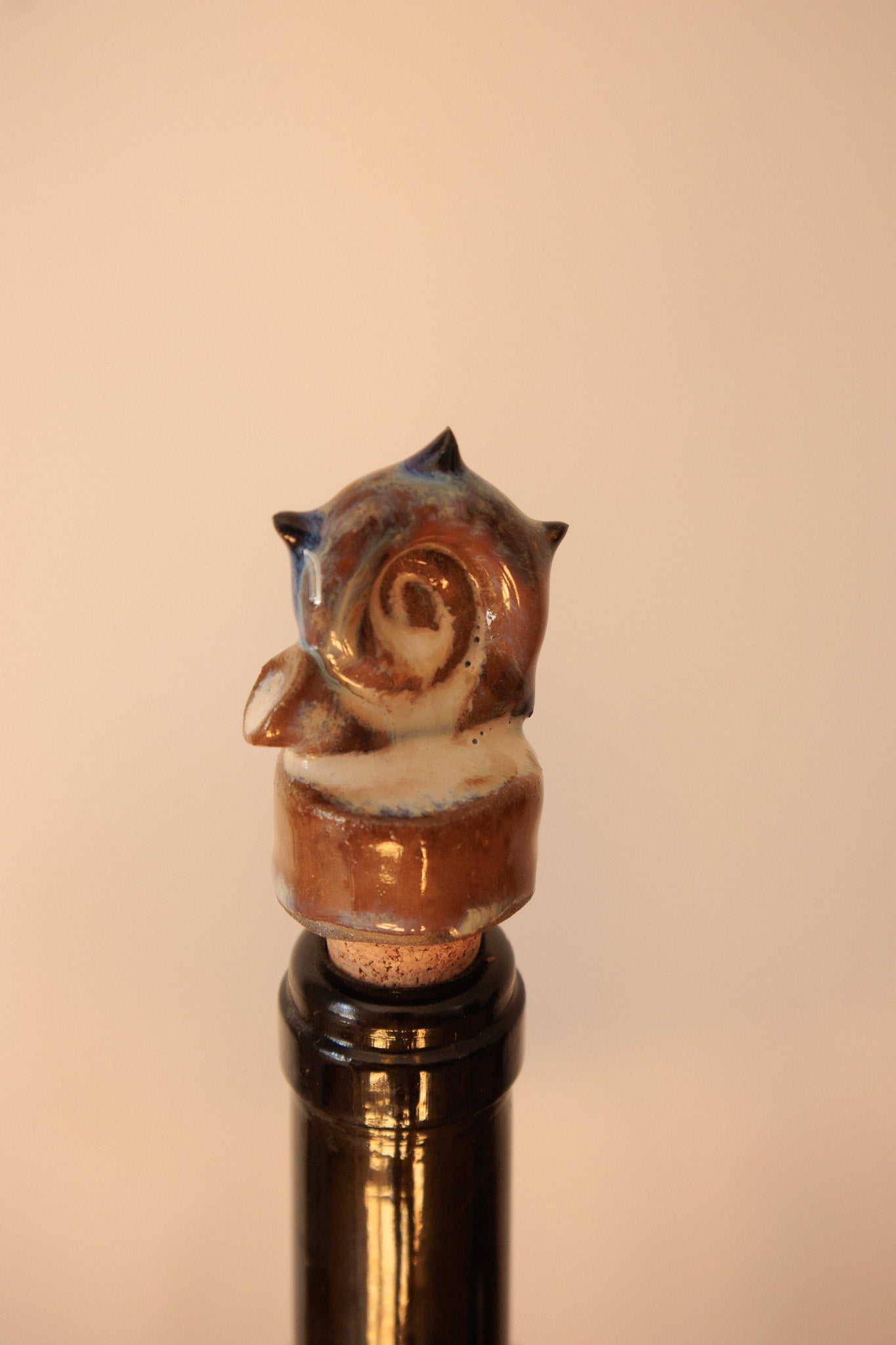 Decorative Ceramic Wine Stopper - Spiral Black Seashell