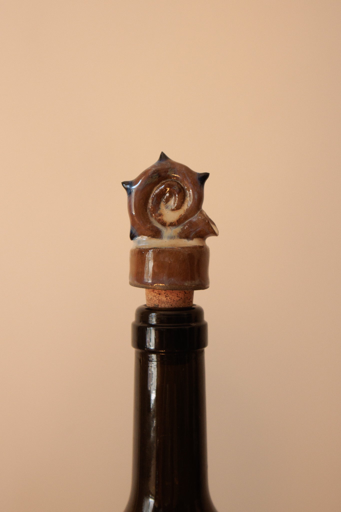 Decorative Ceramic Wine Stopper - Spiral Black Seashell